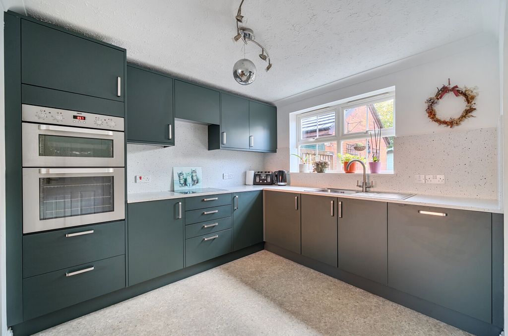 Property photo 2 of 19 Kitchen