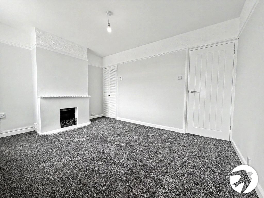 Property photo 3 of 8 Lounge