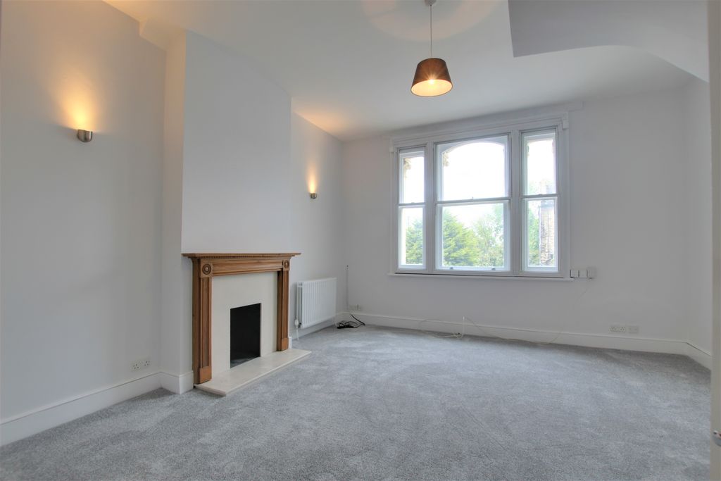Property photo 1 of 11 1 Lounge.Jpg