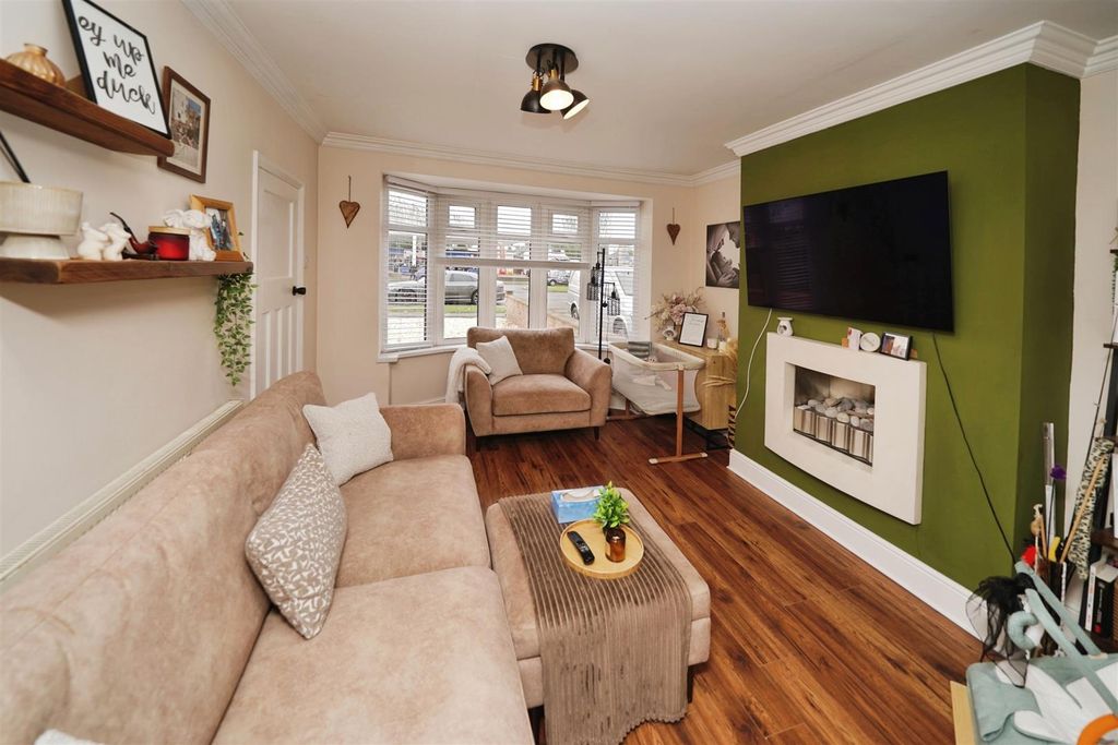 Property photo 2 of 12 Lounge