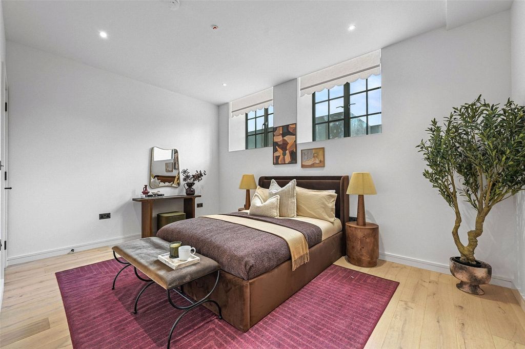 Property photo 2 of 41 Bedroom