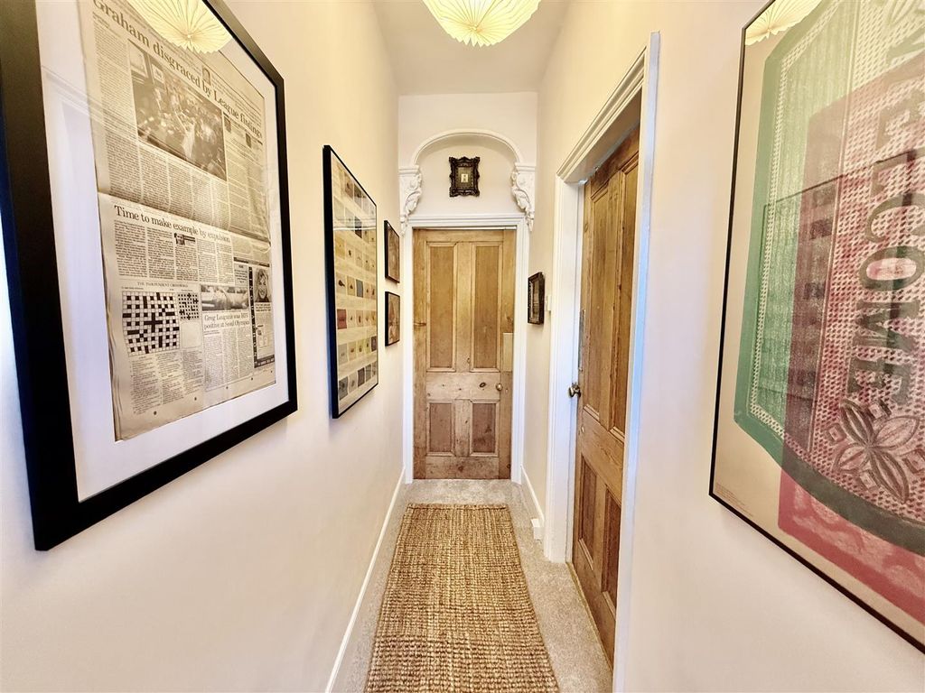 Property photo 3 of 9 Entrance Hall