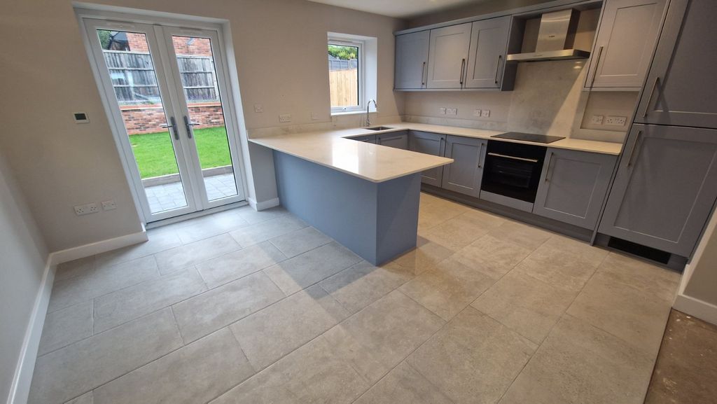 Property photo 2 of 8 Picture No. 12