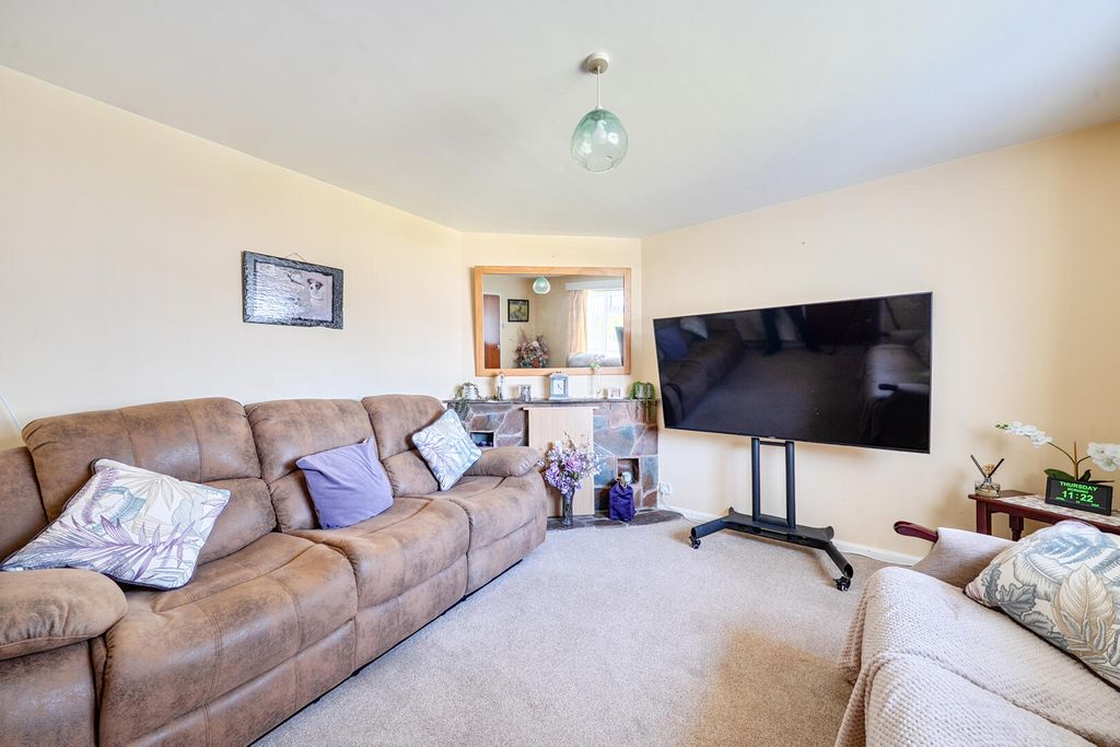 Property photo 3 of 19 Living Room