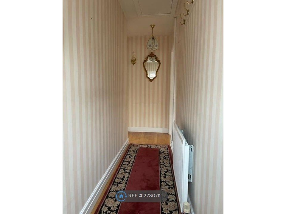 Property photo 3 of 17 Entrance Hallway