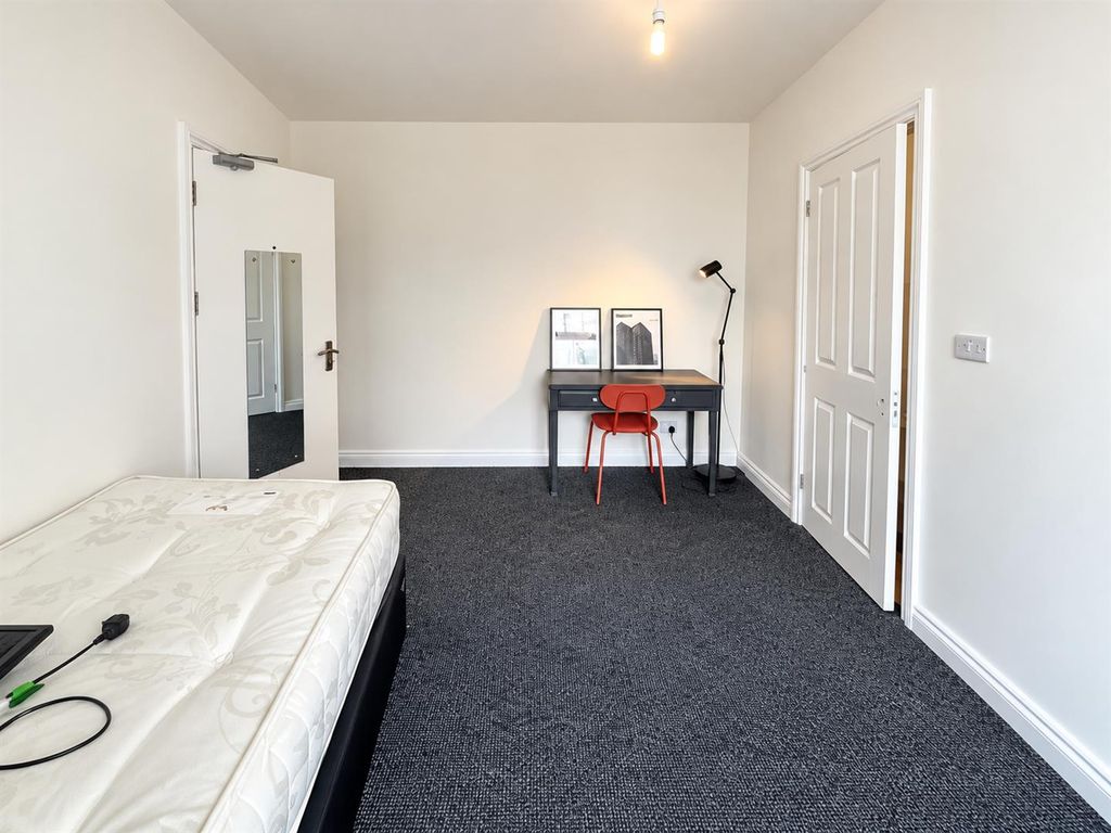 Property photo 1 of 9 Bedroom