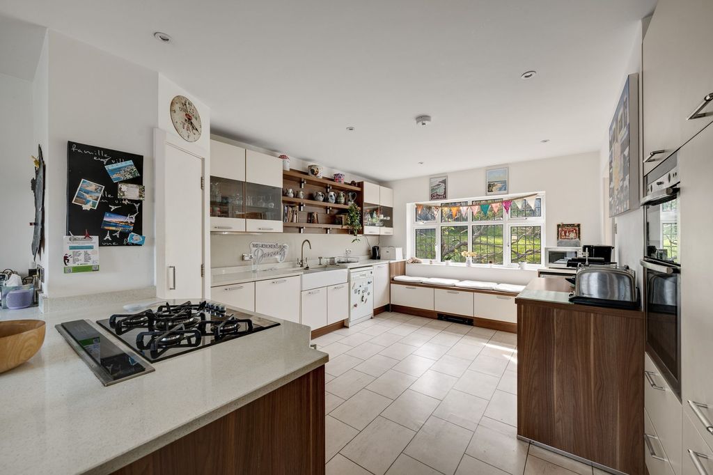 Property photo 2 of 27