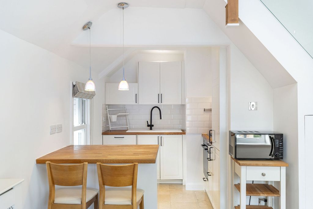 Property photo 2 of 13 4389982