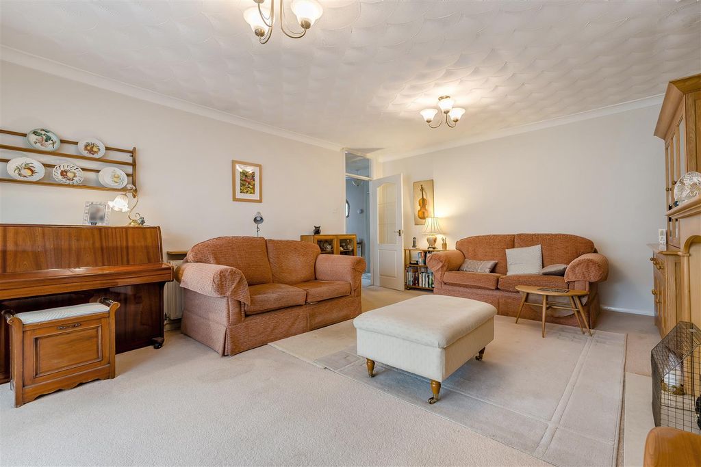 Property photo 2 of 21 Lounge