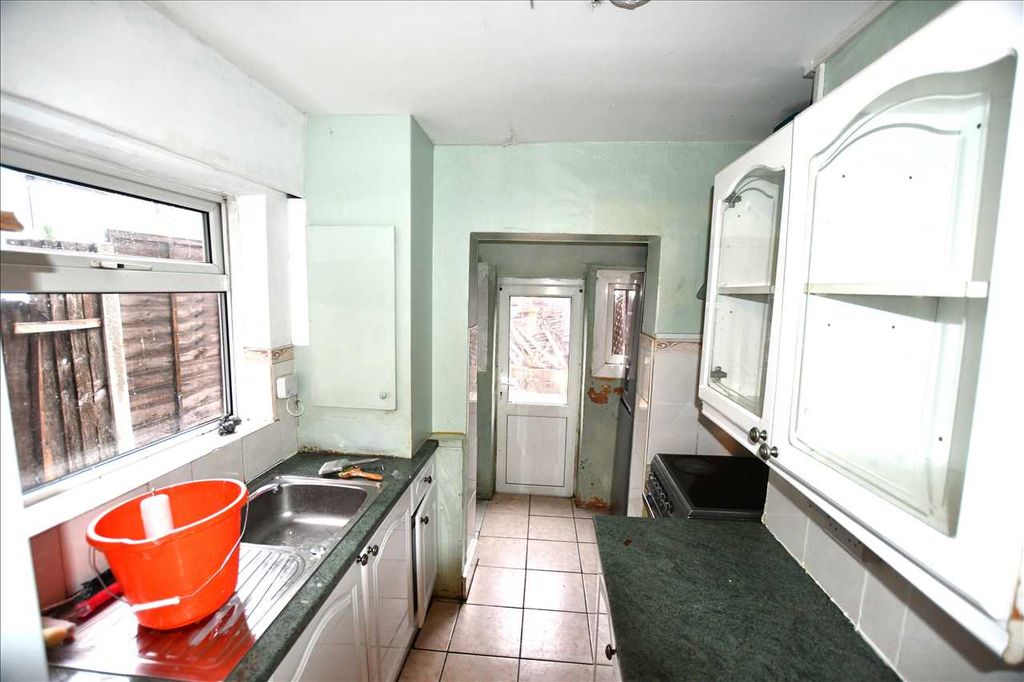 Property photo 2 of 6 Kitchen