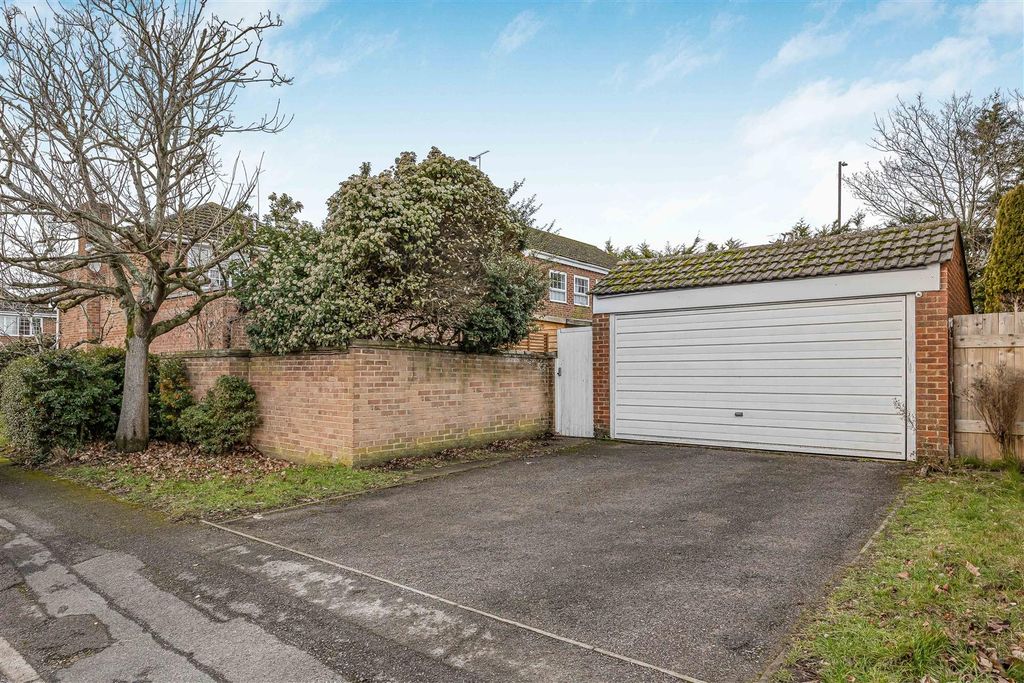 Property photo 2 of 28 Garage