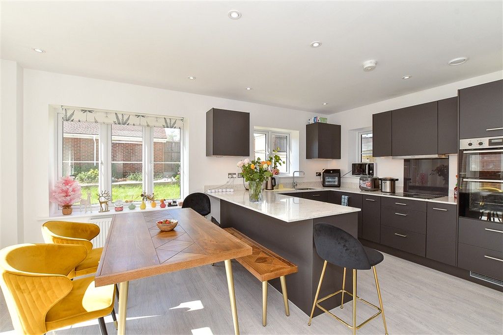 Property photo 3 of 12 Kitchen