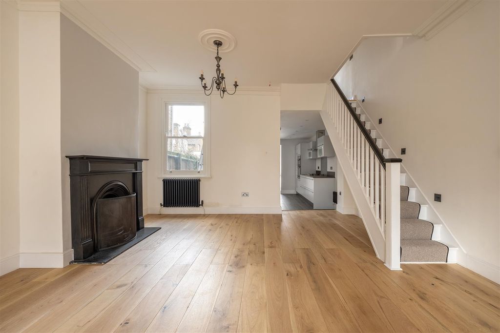 Property photo 3 of 29 Wragby Road, E11