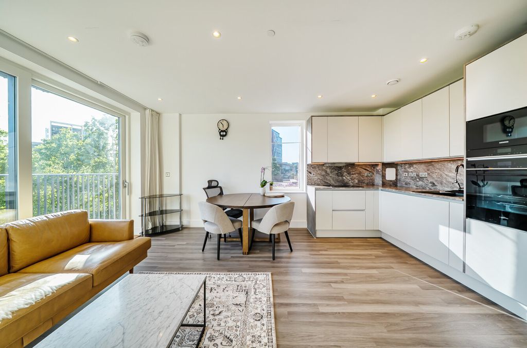 Property photo 2 of 20 1452962-5-69F0Fec...
