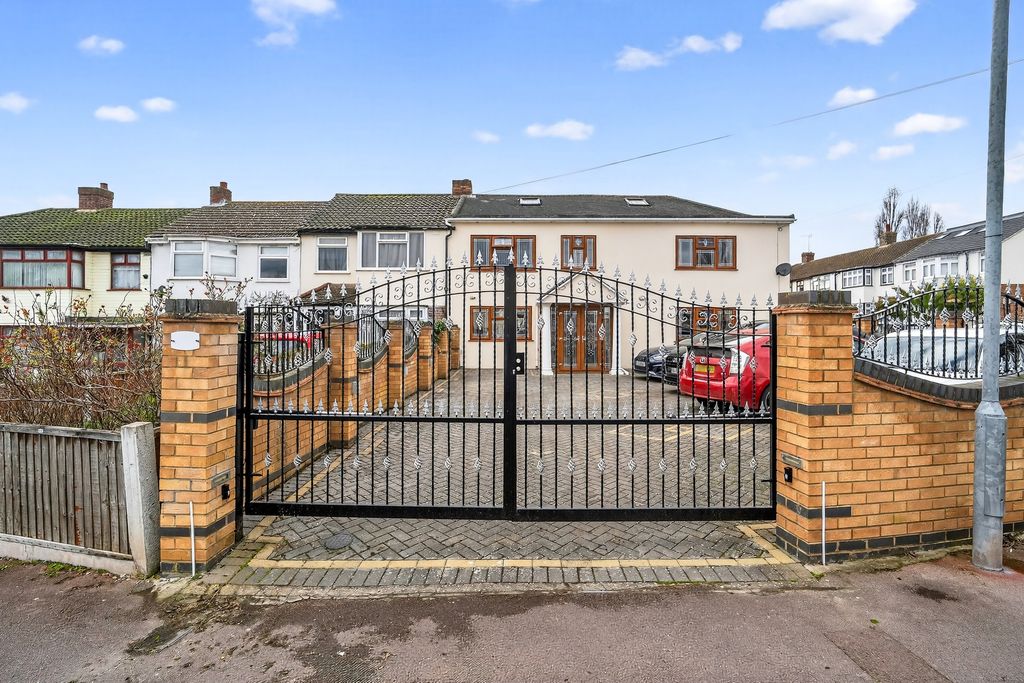 Property photo 1 of 32