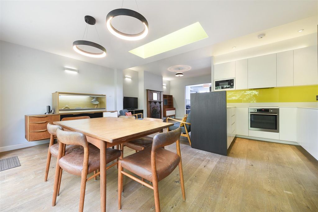 Property photo 2 of 17 Fairway (7).Jpg