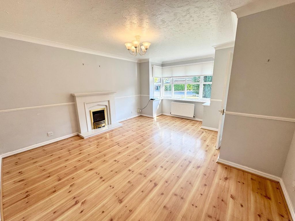 Property photo 3 of 16 Lounge