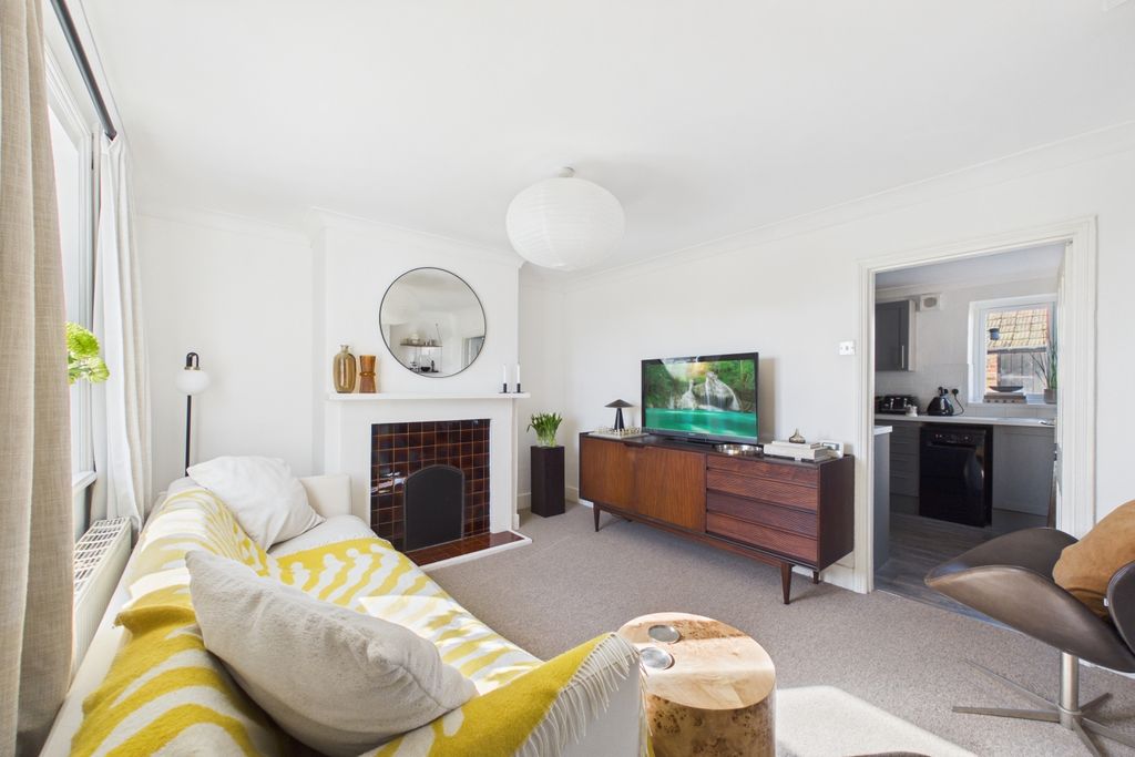 Property photo 2 of 34 Lounge