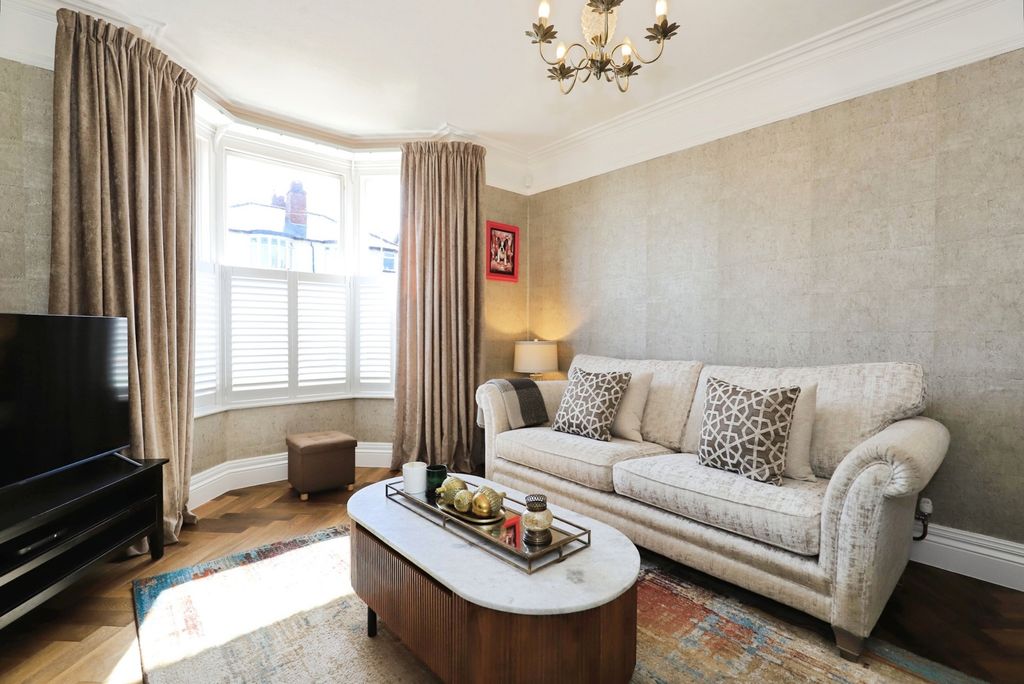 Property photo 3 of 20 Pbox-Img.Jpg