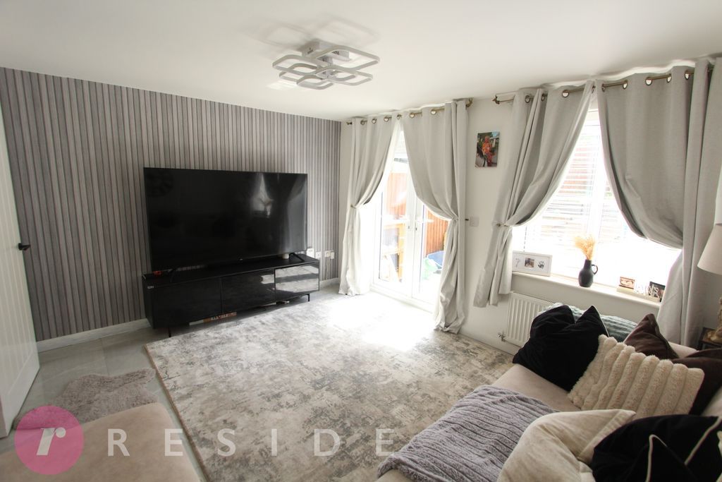 Property photo 3 of 14 Lounge