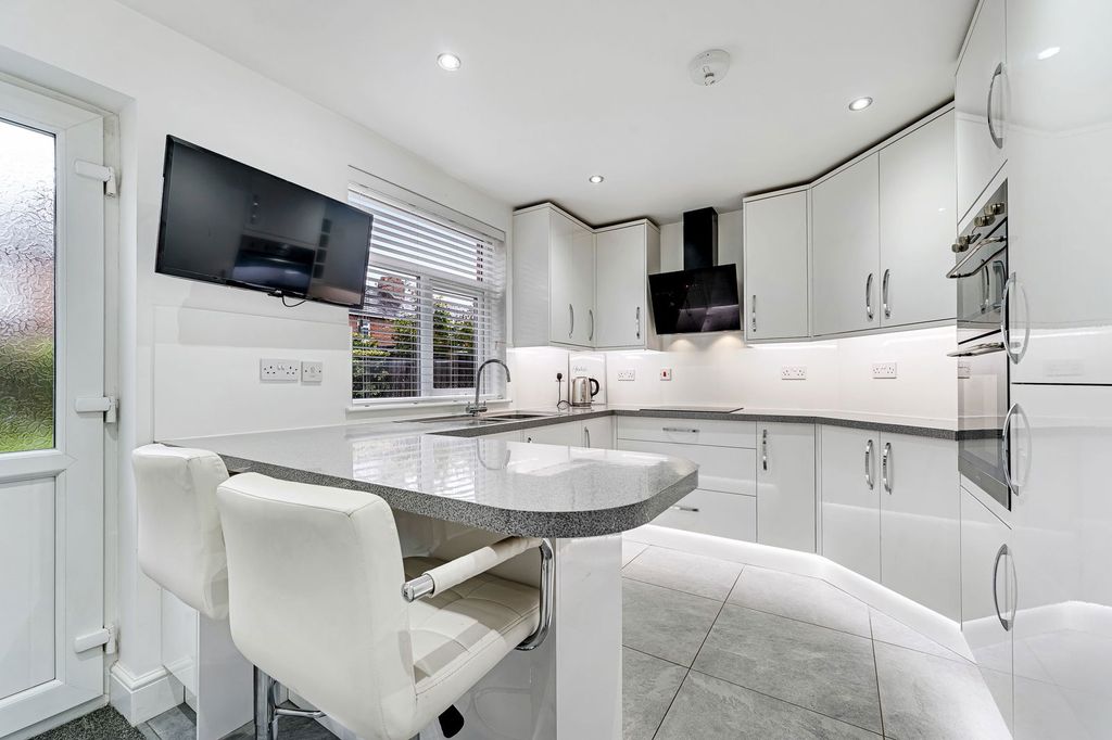 Property photo 3 of 25