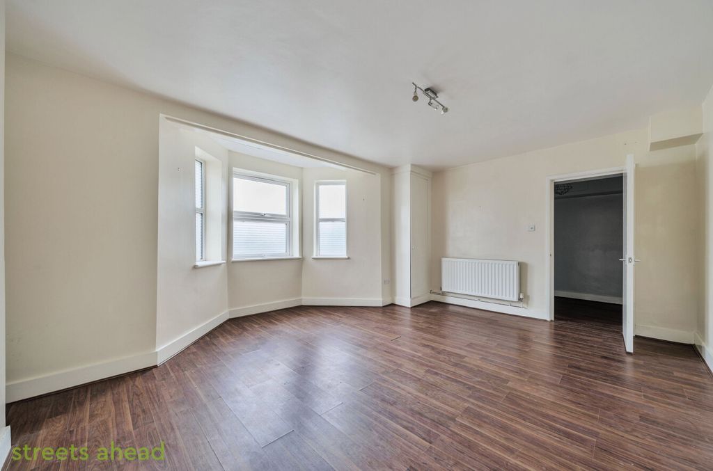 Property photo 3 of 11 10214E57-4B9F-436...