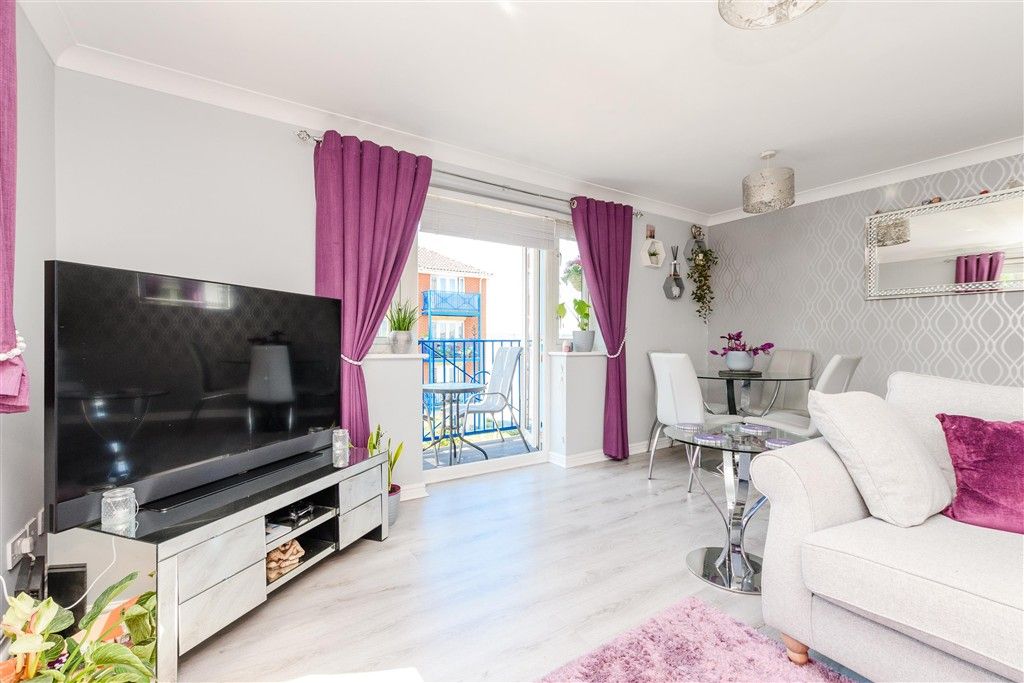 Property photo 3 of 8 Lounge/Diner