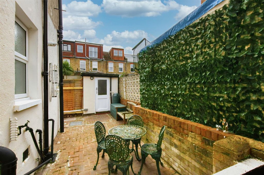 Property photo 3 of 13 116_Penwith_Road_Image2_19776_4 Copy.Jpg