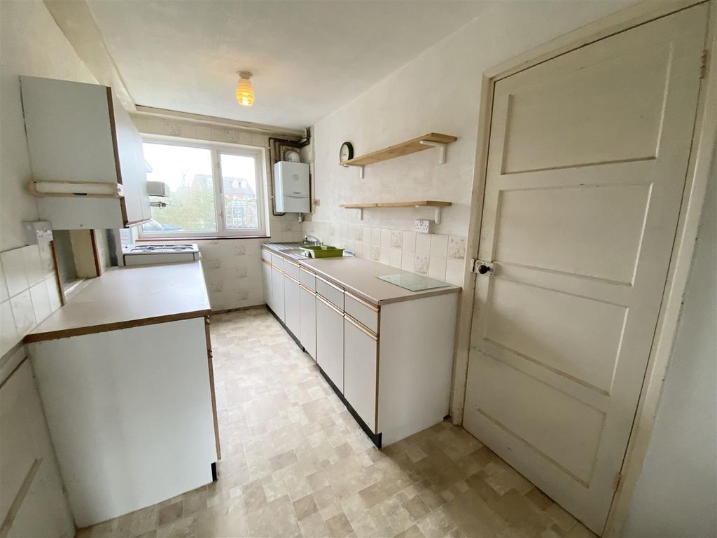 Property photo 3 of 11 Kitchen