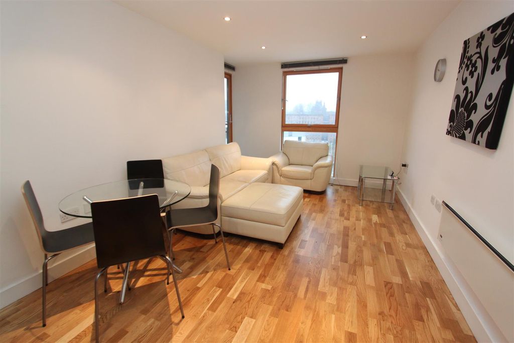 Property photo 1 of 6 Livingroom1.Jpg