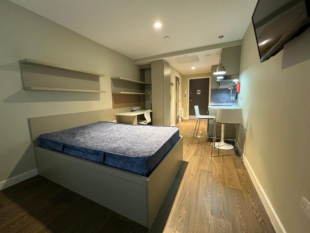 Property photo 2 of 6 Bedroom