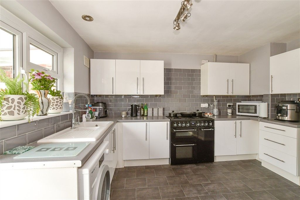 Property photo 3 of 11 Kitchen
