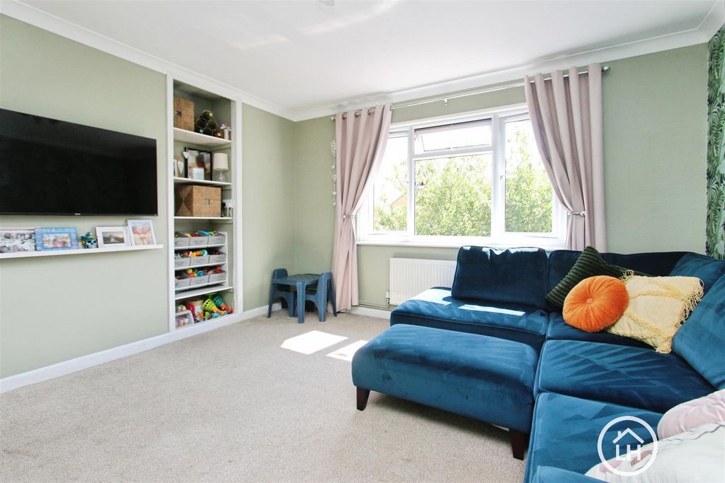 Property photo 1 of 18 Living Room