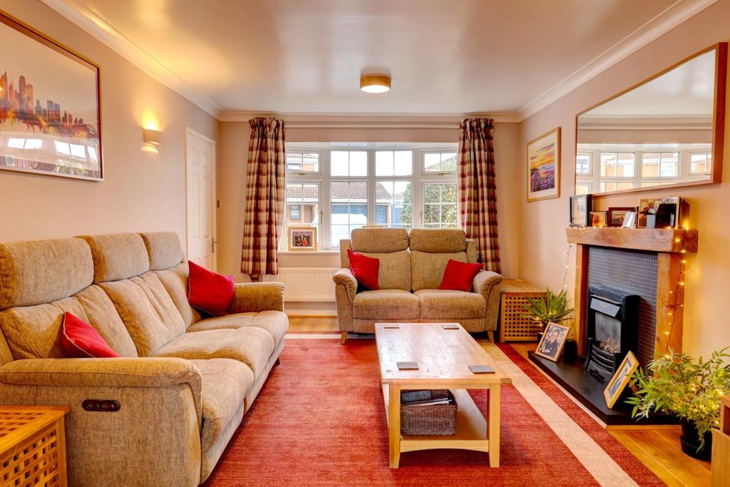 Property photo 3 of 18 Lounge