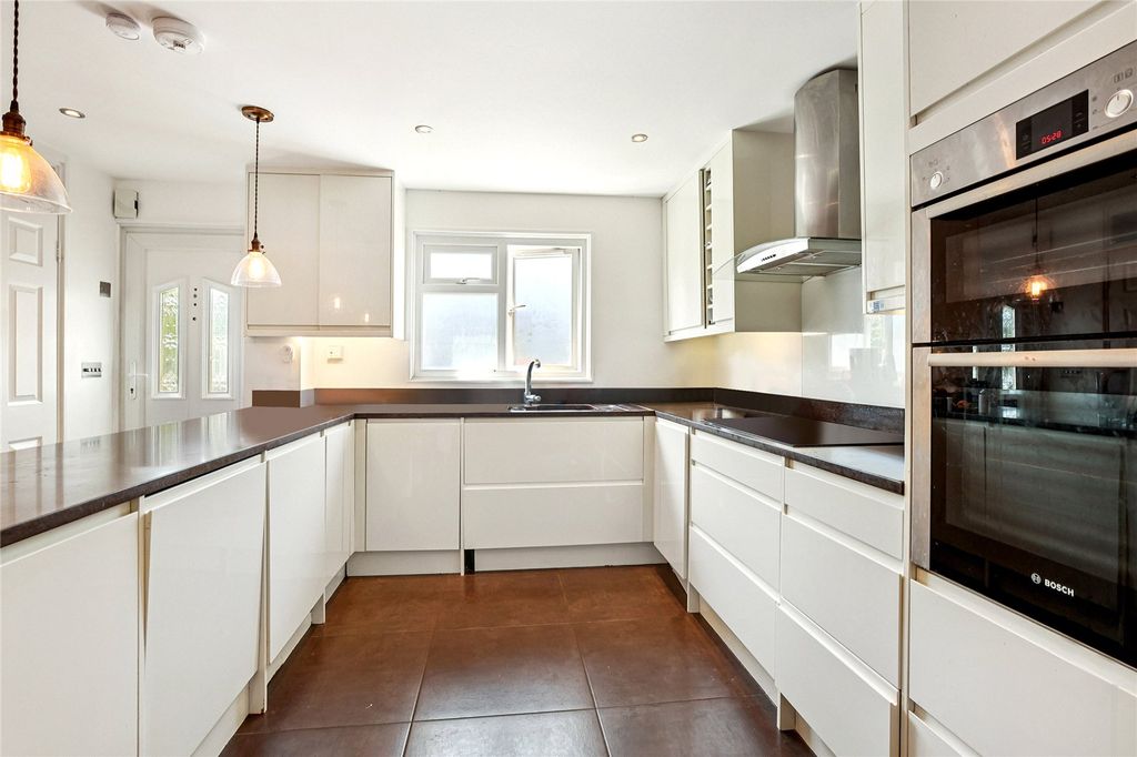 Property photo 3 of 9 Kitchen