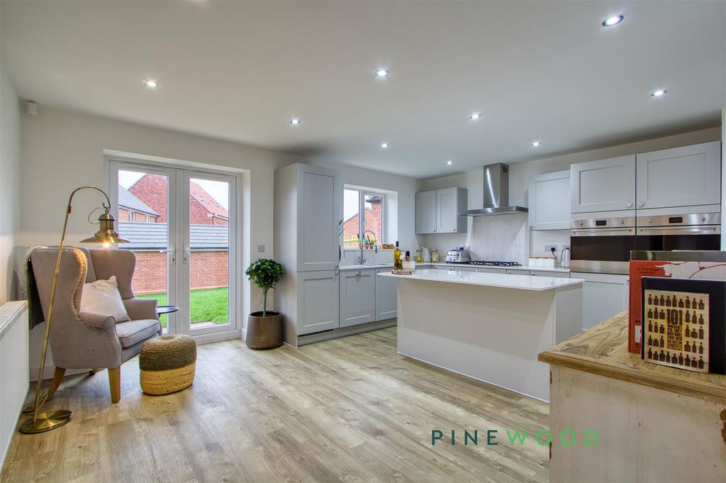 Property photo 3 of 34 Kitchen / Breakfast Room