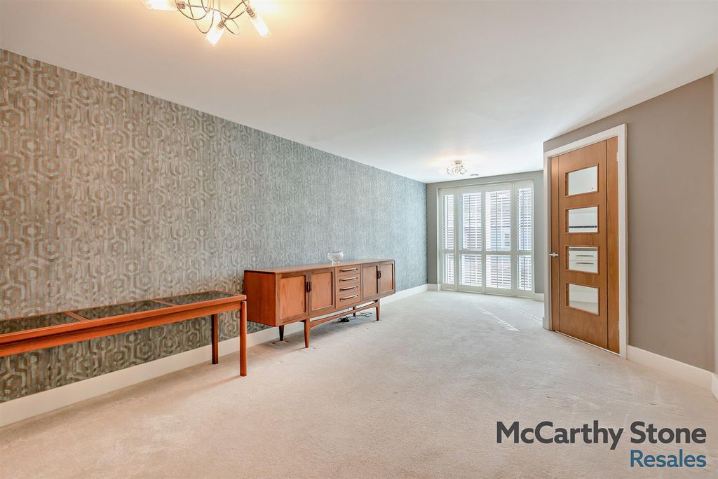 Property photo 3 of 18 8660921-Interior03-800.Jpg