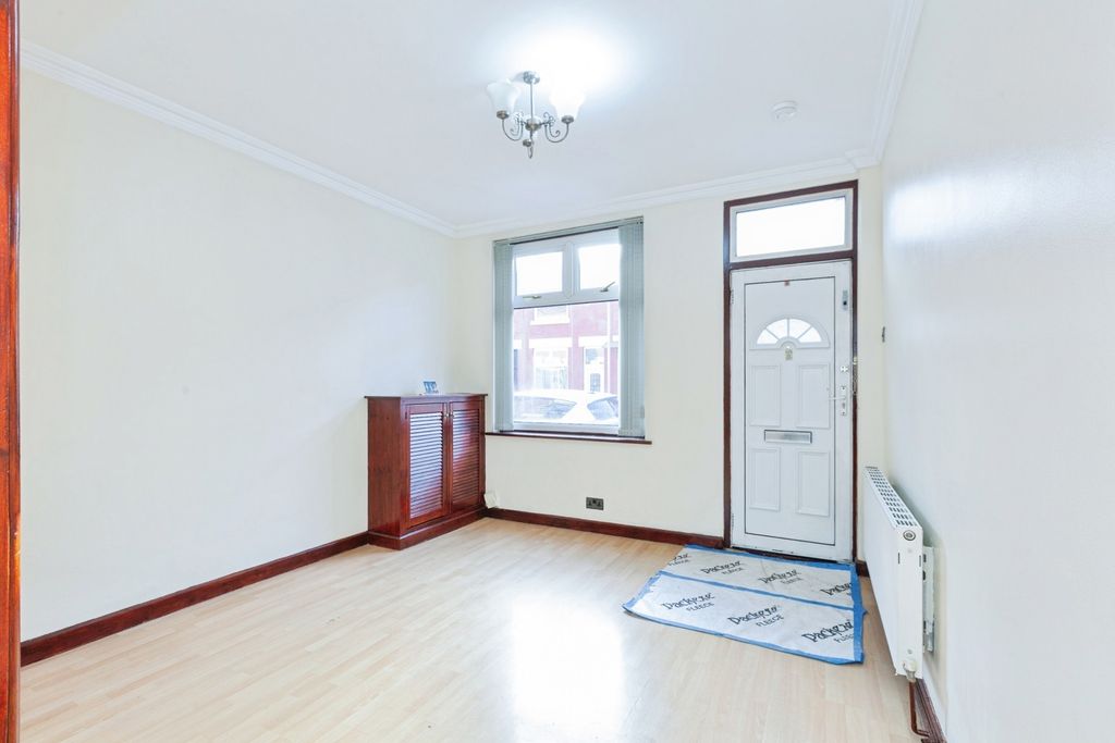 Property photo 2 of 16 Lounge