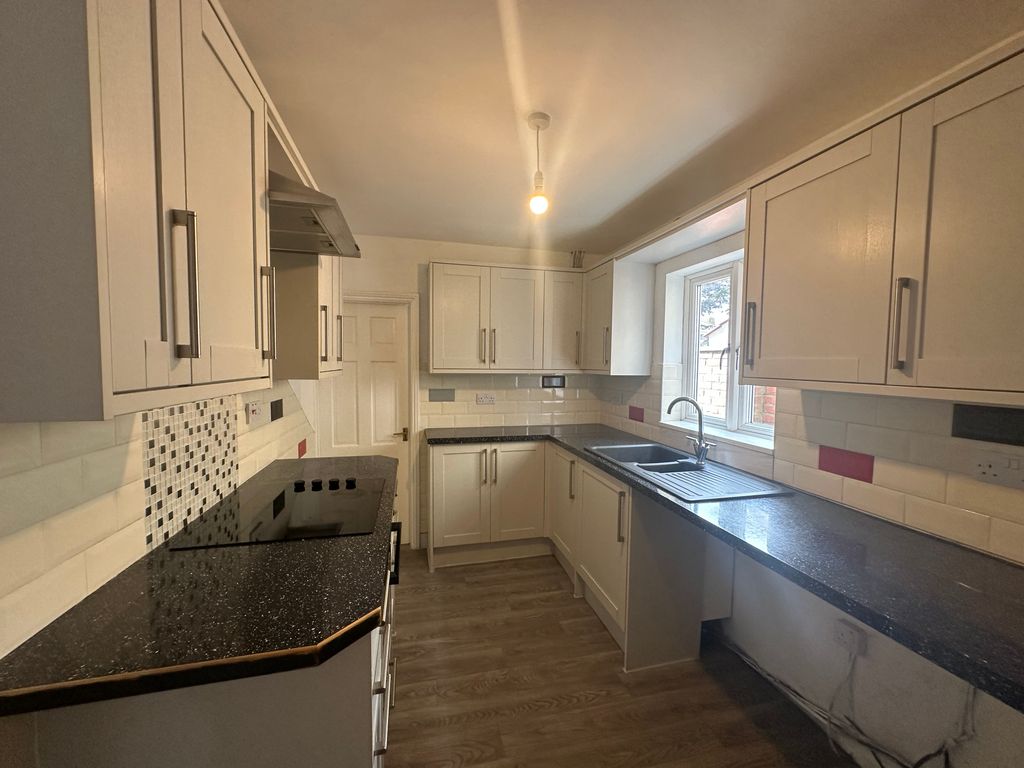 Property photo 2 of 11 Kitchen 1