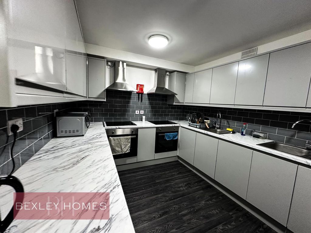 Property photo 2 of 6 Kitchen