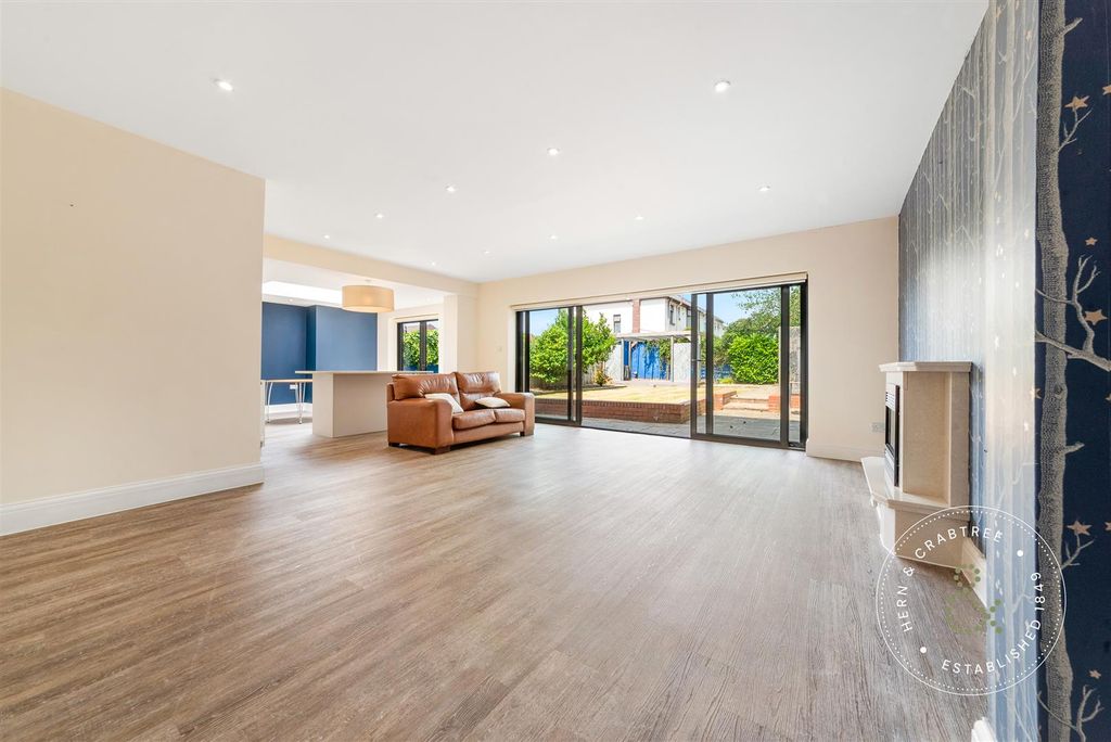 Property photo 3 of 47 Fairwater-Road-05.Jpg