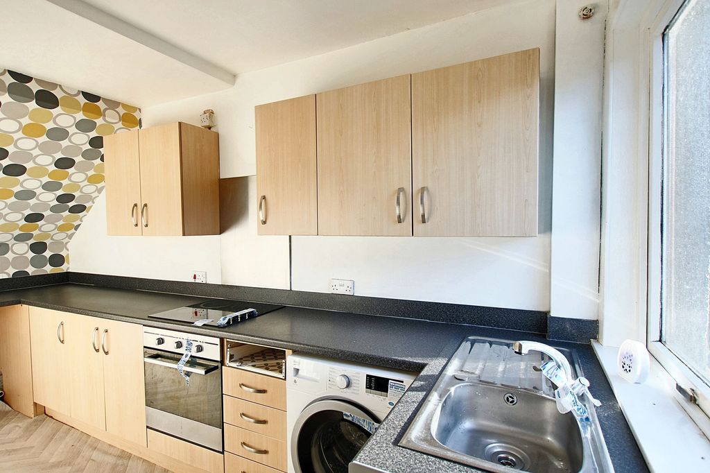 Property photo 3 of 10 Kitchen