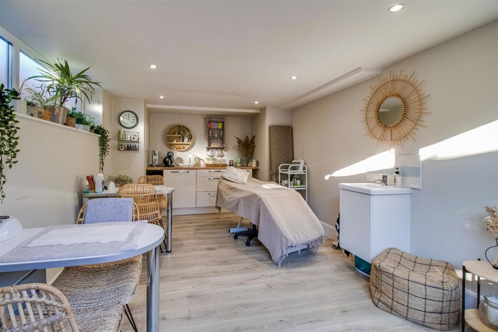 Property photo 2 of 16 Outbulding/Salon