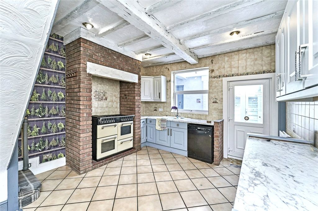 Property photo 3 of 10 Kitchen