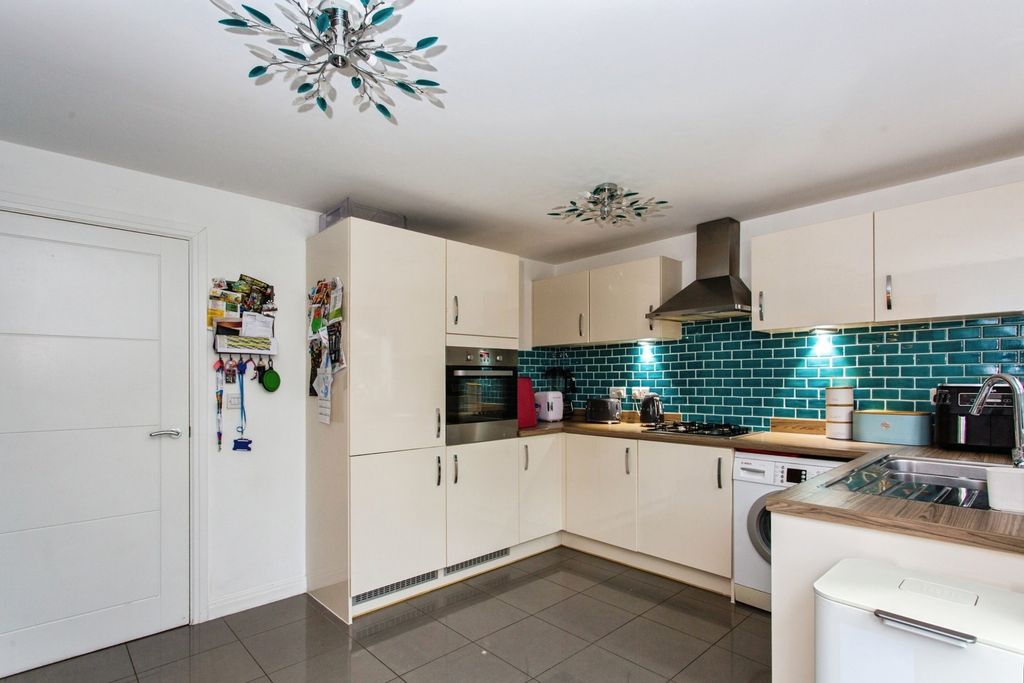 Property photo 3 of 21 Kitchen