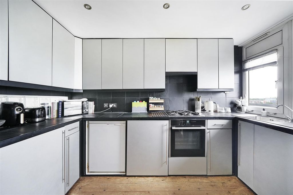 Property photo 3 of 17 Kitchen