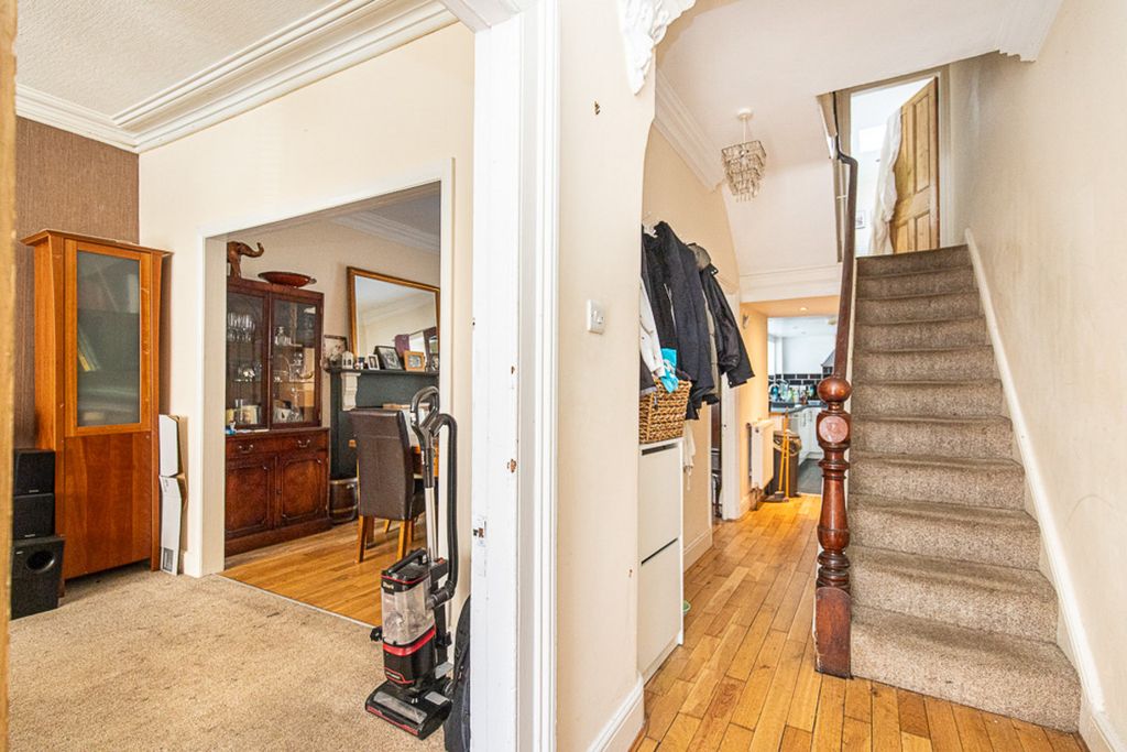 Property photo 2 of 28