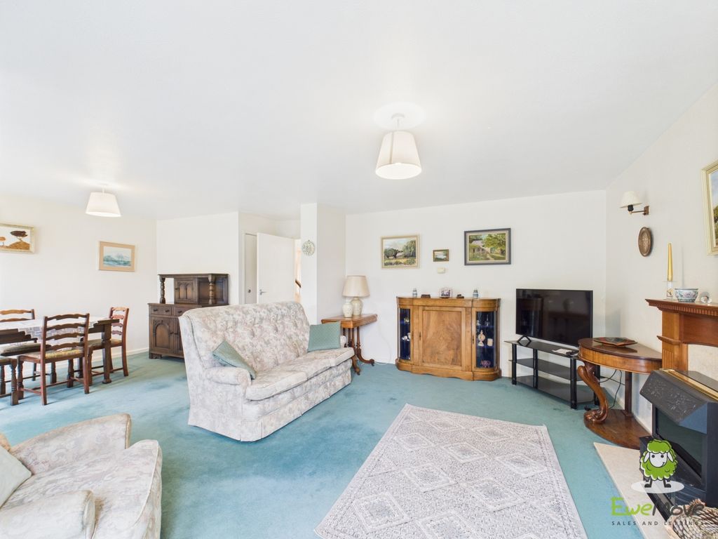 Property photo 3 of 29 Ewemove Estate Agents Basingstoke - Coniston Road