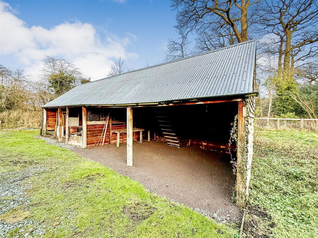 Property photo 3 of 26 Garage/Store