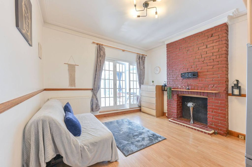 Property photo 2 of 8